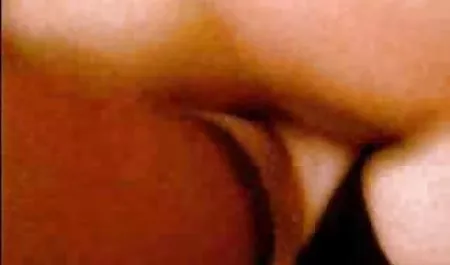 હોટ છોકરી સાથે વિશાળ રેક્સ Striptease સુંદર ડોનટ્સ porn અને તેના pussy સાથે ભજવે છે