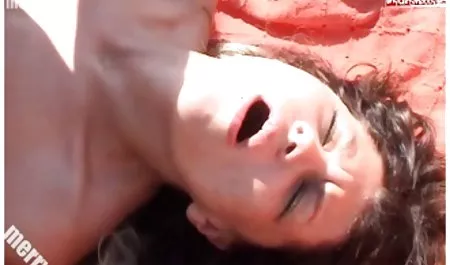 સોનેરી વાળ વાળી સેક્સ સાથે સુંદર કન્યાઓ Alana Fucks રે બાઇ-બાઇ-si