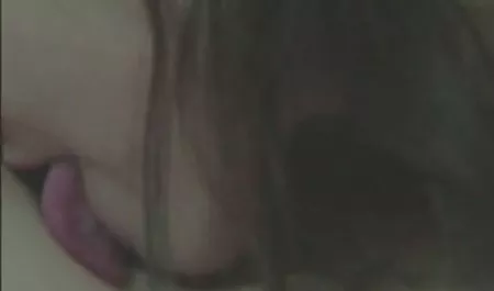 હોટ મોટા ચિક પણ લોંચ mommy porn બોબલા સોનેરી વાળ વાળી સુંદર છોકરી સવારી લોડો લે છે અને તે હાર્ડ